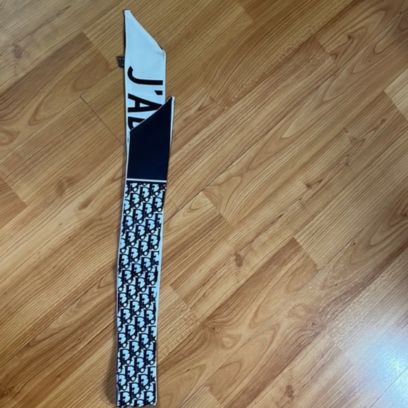 New Scarf - Picture 2 of 6